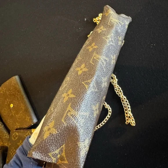 Louis Vuitton
LV Monogram Toiletry Pouch 26 vintage converted Crossbody - Picture 11 of 16